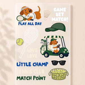 Könnte beinhalten: Ein Aufkleberbogen mit Illustrationen eines Dackels beim Tennis, einem Badminton-Federball, einer grünen Kappe, einem Dackel im Golfcart, einer Sonnenbrille und einem Korb mit Tennisbällen. Text enthält GAME SET MATCH, PLAY ALL DAY und LITTLE CHAMP.