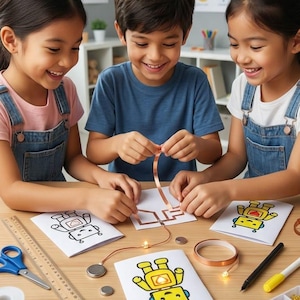 Könnte beinhalten: Drei Kinder arbeiten an einem Wissenschaftsprojekt mit Kupferband, Batterien und LED-Leuchten auf Roboterdiagrammen. Bastelbedarf wie Scheren, Marker und Lineale liegen auf dem Holztisch. Im Hintergrund sind Lernposter zu sehen.