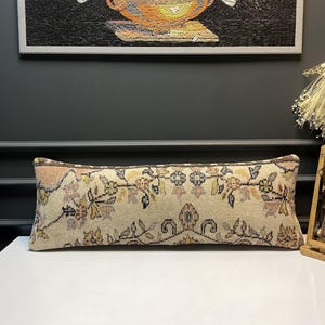 Krämfärgad bänkkudde, antik blommig kelimdesign i neutral stil