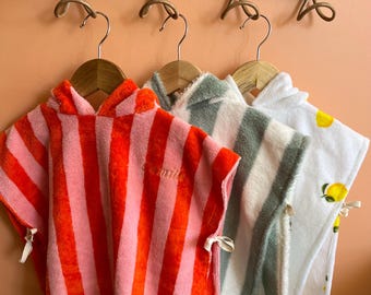 Handgefertigter, personalisierter Badeponcho aus saugfähigem Material mit Kapuze