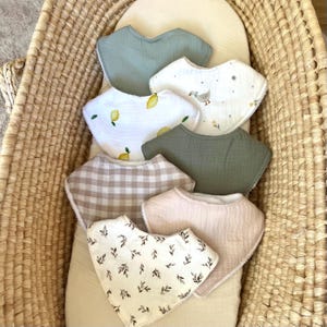 Pack de 7 bavoirs bandana en double gaz de coton et tout doux fait main