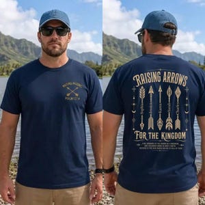 Puede incluir: Una camiseta azul marino con un pequeño gráfico en la parte delantera con flechas cruzadas y el texto "Raising Arrows Psalm 127:4". La parte trasera muestra cinco flechas verticales con nombres, el texto "Raising Arrows For The Kingdom" y un versículo.