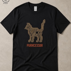 Peut inclure: Un t-shirt noir à manches courtes avec un motif doré représentant un chat formé par des lignes de circuit imprimé et une puce électronique. Sous le chat, le texte PURRCESSOR est imprimé en orange-brun. Un petit logo de chat est en haut à gauche.