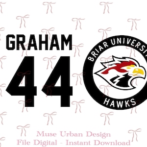 以下が含まれることがあります： 「GRAHAM」という名前と数字「44」が黒で描かれたデジタルデザイン。右側には「Briar University Hawks」の円形ロゴがあり、黒、白、赤、黄色の配色です。背景はピンクのリボン模様の白い背景です。