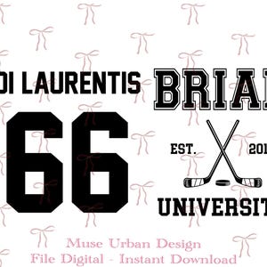 Peut inclure: Un design numérique avec le nom "Briar" en gras, avec un contour, et le numéro "66" dans une police de caractères grande et carrée. Des crosses de hockey croisées et un palet sont en dessous du texte "Briar University, Est. 2015". Le design est en noir et blanc.