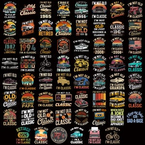 Peut inclure: Un fond noir orné de divers motifs circulaires mettant en vedette des voitures classiques, des motos et des graphismes rétro. Le texte comprend "I'm Not Old, I'm Classic" et des dates comme 1965 et 1987. Thème vintage et nostalgique.