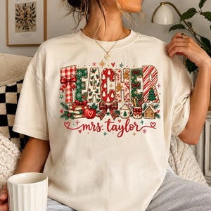 Maglietta natalizia personalizzata per insegnanti, maglietta con nome personalizzato e colori comfort, maglietta per insegnanti per le feste, maglietta natalizia per la classe