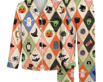 Op de afbeelding: Een pyjamaset met een pyjamajasje met lange mouwen en knopen en een bijpassende broek met een ruitpatroon. Het ontwerp bevat kleurrijke Halloween-illustraties van pompoenen, spoken, zwarte katten, spinnen, vleermuizen, ketels en glazen bollen.