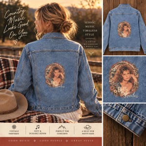 Peut inclure: Une veste en jean bleu clair avec une impression graphique au dos représentant une femme aux cheveux bouclés entourée d'une bordure florale et du texte Patty Loveless. La veste présente un col classique, des manches longues et des boutons.