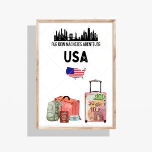 Könnte beinhalten: Ein gerahmtes Wandbild mit einer schwarzen Stadtsilhouette, dem Text FÜR DEIN NÄCHSTES ABENTEUER, dem Wort USA, einer rot-weiß-blauen USA-Karte, einem grünen Rucksack, einem roten Koffer, einem braunen Reisepass, einer Kamera und einem Koffer mit Euro-Scheinen.