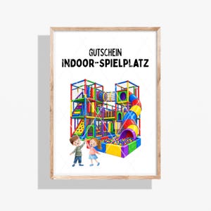 以下が含まれることがあります： GUTSCHEIN INDOOR-SPIELPLATZという文字が書かれた額縁入りのプリント。滑り台とボールプールを備えたカラフルな屋内遊具施設と、その前でハイタッチをしている二人の子供が描かれています。
