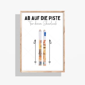 Może przedstawiać: Oprawiony plakat z napisem AB AUF DIE PISTE Fur deinen Skiurlaub czarnymi literami. Pod tekstem znajdują się dwie pionowe narty z kolażem przypominającym banknoty euro oraz dwa czarne kijki narciarskie na białym tle.