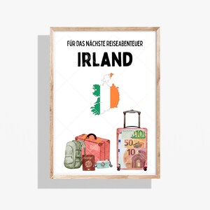 May include: A framed print with the word "IRLAND" and a map of Ireland in the colours of the Irish flag. A suitcase, backpack, passport, and camera are shown, suggesting travel. The text "FÜR DAS NÄCHSTE REISEABENTEUER" is at the top.