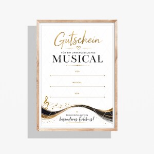 Könnte beinhalten: Ein rechteckiger Gutschein in einem Holzrahmen mit goldenem und schwarzem Text, der Gutschein für ein unvergessliches MUSICAL lautet, mit Linien für Details, einem Notenschlüssel, Musiknoten und dem Satz Freue dich auf ein besonderes Erlebnis.