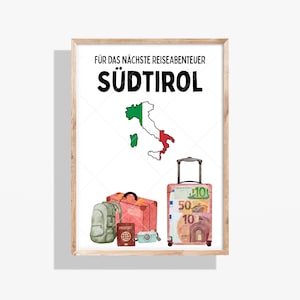 Könnte beinhalten: Ein gerahmter Druck mit dem Text "FÜR DAS NÄCHSTE REISEABENTEUER SÜDTIROL" über einer Karte von Italien in Grün und Rot. Unter der Karte befinden sich Illustrationen von Gepäck, einem Rucksack, einem Reisepass, einer Kamera und einem Koffer mit Euro-Banknoten.