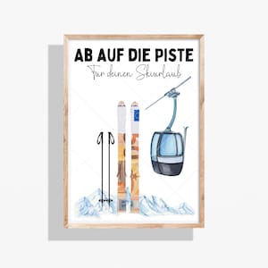 Könnte beinhalten: Ein gerahmter Druck mit dem Text "AB AUF DIE PISTE" und "Fur deinen Skiurlaub". Das Bild zeigt eine Seilbahn, Skier und Skistöcke mit einer Bergkette am unteren Rand. Die Skier sind mit Währung verziert.
