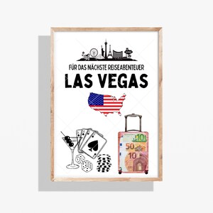 Peut inclure: Une affiche encadrée présentant la silhouette noire de Las Vegas, le texte "FÜR DAS NÄCHSTE REISEABENTEUER LAS VEGAS", une carte des États-Unis avec le drapeau américain, des cartes à jouer, des dés, un verre à martini et une valise couverte de billets en euros.