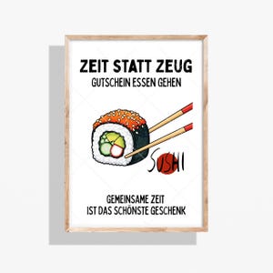 Può includere: Una stampa incorniciata con un rotolo di sushi e bacchette. La parola "Sushi" è in rosso. La stampa include testo in tedesco: "Zeit statt Zeug, Gutschein Essen Gehen, Gemeinsame Zeit ist das schönste Geschenk."