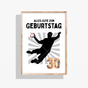 Könnte beinhalten: Ein gerahmtes Poster mit dem schwarzen Text ALLES GUTE ZUM GEBURTSTAG, einer schwarzen Silhouette eines springenden Handballspielers mit Ball und der Zahl 30, die mit einem Euro-Banknotenmuster gefüllt ist, auf weißem Grund mit grauen Strahlen.