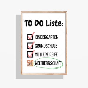 Op de afbeelding: Een ingelijste print met de tekst TO DO Liste: en drie aangevinkte vakjes naast de woorden KINDERGARTEN, GRUNDSCHULE en MITTLERE REIFE. Daaronder staat een icoon van een biljet van 50 euro naast de omcirkelde tekst WELTHERRSCHAFT in zwart.