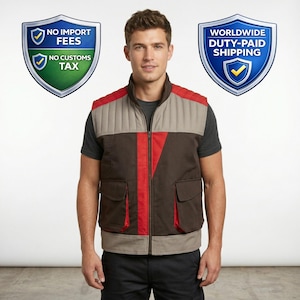 Puede incluir: Un chaleco acolchado en marrón, gris y rojo, con dos bolsillos delanteros y una cremallera completa. El chaleco tiene una sección superior gris y detalles en rojo. El modelo lleva una camiseta gris. Dos escudos con texto están en el fondo.