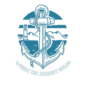 Op de afbeelding: Een blauw en witte nautische illustratie met een anker, vuurtoren, bergen en de tekst "Where the Journey Holds". Het anker staat centraal, met een touw eromheen. Het ontwerp roept een gevoel van avontuur en reizen op.