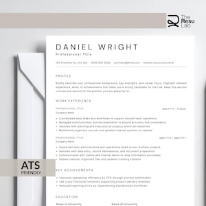 以下が含まれることがあります： 上部に「DANIEL WRIGHT」という名前が記載された、クリーンな白い履歴書のテンプレート。履歴書には、プロフィール、職務経験、主な実績、学歴のセクションが含まれています。「ATS FRIENDLY」というテキストが左下にあります。