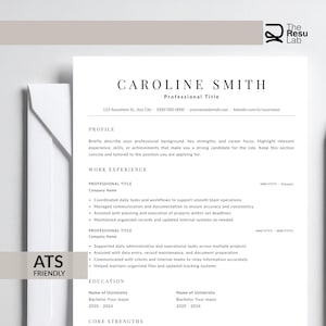 Peut inclure: Un modèle de CV blanc avec le nom "CAROLINE SMITH" en haut. Le CV comprend des sections pour le profil, l'expérience professionnelle et l'éducation. Le texte "ATS FRIENDLY" est dans le coin inférieur gauche.