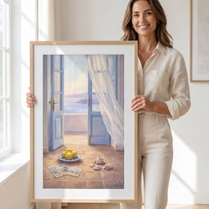 Puede incluir: Pintura enmarcada que representa una escena costera con puertas azules que se abren al mar, un plato de limones y conchas marinas. La obra de arte está en un marco de madera clara.