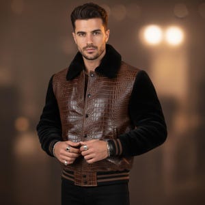 Könnte beinhalten: Braune Lederjacke mit Krokodil-Optik auf der Vorderseite. Die Jacke hat schwarze Ärmel und einen schwarzen Fellkragen. Die Manschetten und der Saum haben braune und schwarze Streifen. Die Jacke ist mit Knöpfen geschlossen.