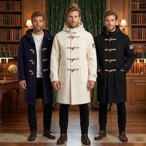 Puede incluir: Tres abrigos tipo duffel con capucha en azul marino, crema y negro. Cada abrigo presenta cierres de palanca de madera, una capucha y un pequeño parche de la bandera estadounidense en la manga. Los abrigos se usan con pantalones negros y botas de cuero marrones.