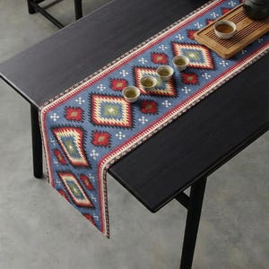 Runner da tavola ucraino 25x137 cm, runner con arazzo folcloristico dei Carpazi, decorazione etnica blu per la tavola.