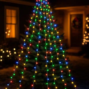 Puede incluir: Un árbol de Navidad decorado con luces de colores. Las luces están dispuestas en cascada, con bombillas rojas, verdes, azules y amarillas. El árbol está al aire libre por la noche, con una casa al fondo.