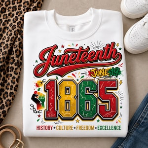 Può includere: Felpa bianca con grafica Juneteenth colorata. Il design include la parola "Juneteenth" in rosso e nero, la data "June 19" e l'anno "1865" in rosso, giallo e verde. Sono incluse anche le parole "Storia, Cultura, Libertà, Eccellenza".
