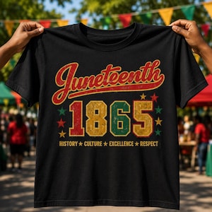 Op de afbeelding: Een zwart t-shirt met korte mouwen en een verweerde grafische print. De tekst luidt Juneteenth 1865 in rood, geel en groen. Daaronder staan de woorden HISTORY, CULTURE, EXCELLENCE, RESPECT gedrukt met sterren op één horizontale lijn.