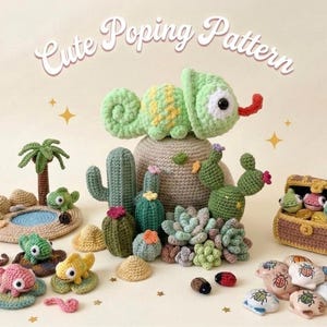 Peut inclure: Une collection d'articles crochetés à la main, comprenant un caméléon vert, des cactus, des succulentes et de petites créatures. Le texte "Cute Popping Pattern" est affiché en haut. La scène se déroule sur un fond beige clair avec des étoiles.