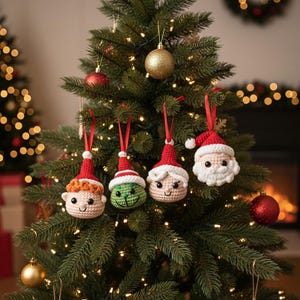 Könnte beinhalten: Ein geschmückter Weihnachtsbaum mit mehreren handgefertigten Häkelornamenten. Die Ornamente zeigen Weihnachtsmann-Gesichter, Elfen und andere festliche Figuren, alle mit roten und weißen Mützen. Der Baum hat auch goldene und rote Kugeln.