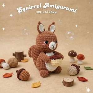 Peut inclure: Un amigurumi d'écureuil marron crocheté tenant un gland beige et marron. L'image comprend d'autres éléments crochetés : champignons, glands et feuilles. Le texte en haut indique "Squirrel Amigurumi PDF Pattern".
