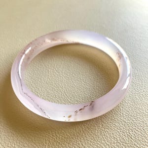 Lavendelfarbenes Chalcedon-Armband (60 mm), eisrosa-fliederfarbenes Achat-Armband, schmales dendritisches Edelstein-Armband, spirituelles und verspieltes Geschenk für Sie