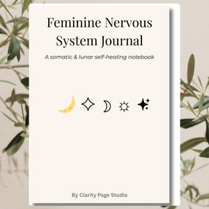 Może przedstawiać: Kremowy dziennik zatytułowany "Feminine Nervous System Journal" z podtytułem "A somatic & lunar self-healing notebook". Okładka zawiera czarny tekst i symbole niebieskie. Słowa "DOWNLOAD NOW" znajdują się na g&oacute;rze, a "By Clarity Page Studio" na dole.
