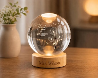 Op maat gemaakte glazen kristallen bollamp, met paardenbloemmotief en houten voet, een sentimenteel bedankje voor leraar of mentor.