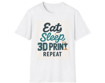 Pode incluir: Camiseta branca com o texto "Eat Sleep 3D Print Repeat" em um design colorido. O texto usa uma mistura de fontes e cores, com um gráfico de impressora 3D. Uma peça de roupa casual.