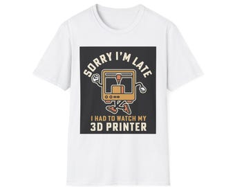 Könnte beinhalten: Weißes T-Shirt mit einem humorvollen Aufdruck. Das Design zeigt einen Cartoon-3D-Drucker mit Armen und Beinen und den Text "SORRY I'M LATE I HAD TO WATCH MY 3D PRINTER". Die Grafik verwendet Orange-, Braun- und Schwarztöne. Ein lustiges, lässiges Kleidungsstück.
