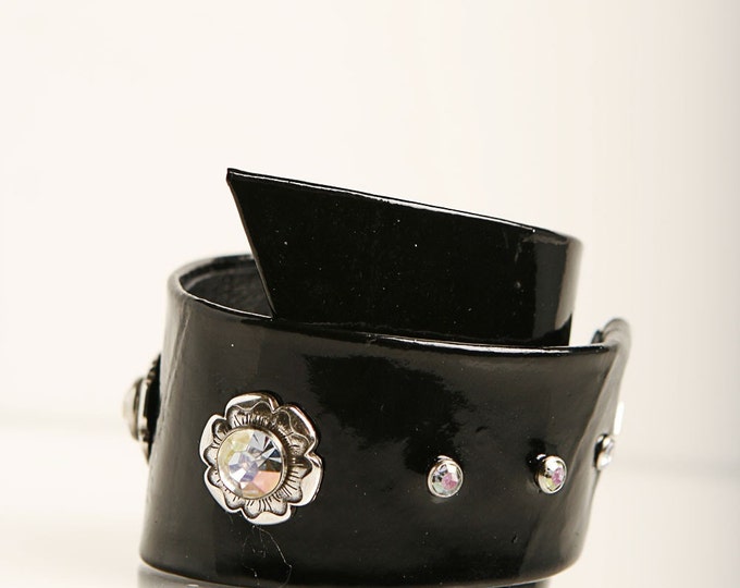 Shiny leather wristband.