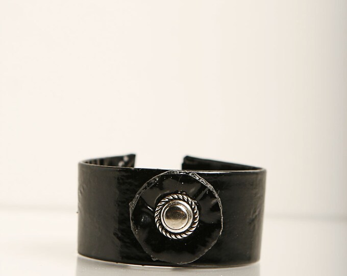 Shiny leather wristband.