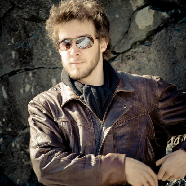 Jaqueta confeccionada em couro reciclado na cor marrom envelhecido.