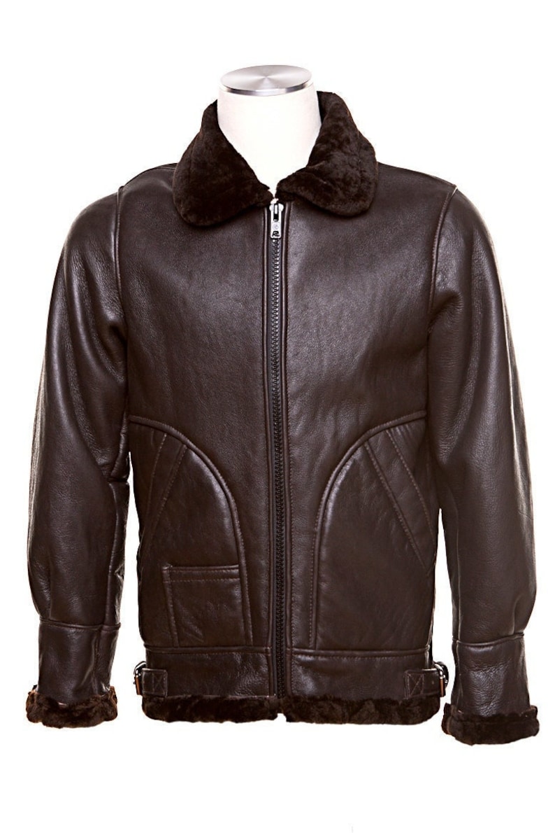 Puede incluir: Una chaqueta bomber de cuero marr&oacute;n con cuello y forro de piel de oveja. La chaqueta tiene cierre de cremallera y dos bolsillos.