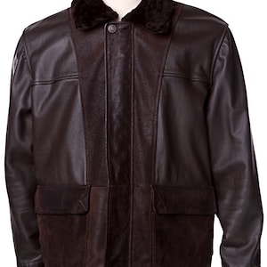 Jacke aus Lammleder und recyceltem bedrucktem Wildleder.