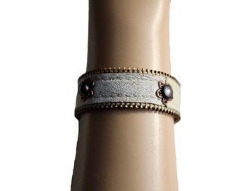 Pretty cream print leather bracelet with zipper