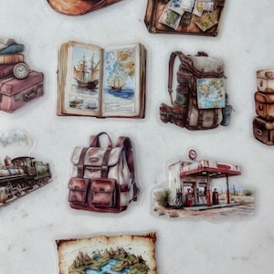 Może przedstawiać: Zestaw naklejek o tematyce podróżniczej. Przedstawiają one kapelusz kowbojski, walizkę w stylu vintage z dokumentami podróży, otwartą książkę z ilustracją statku, plecak z mapą, pociąg, stację benzynową i mapę skarbów.